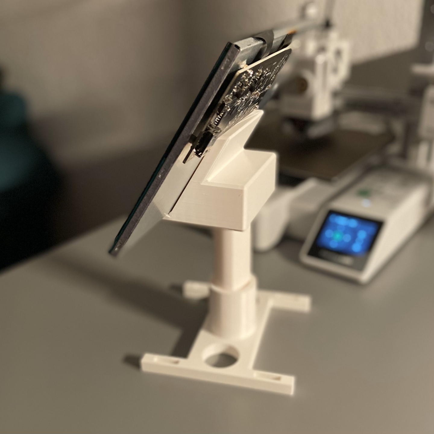 Small screen stand