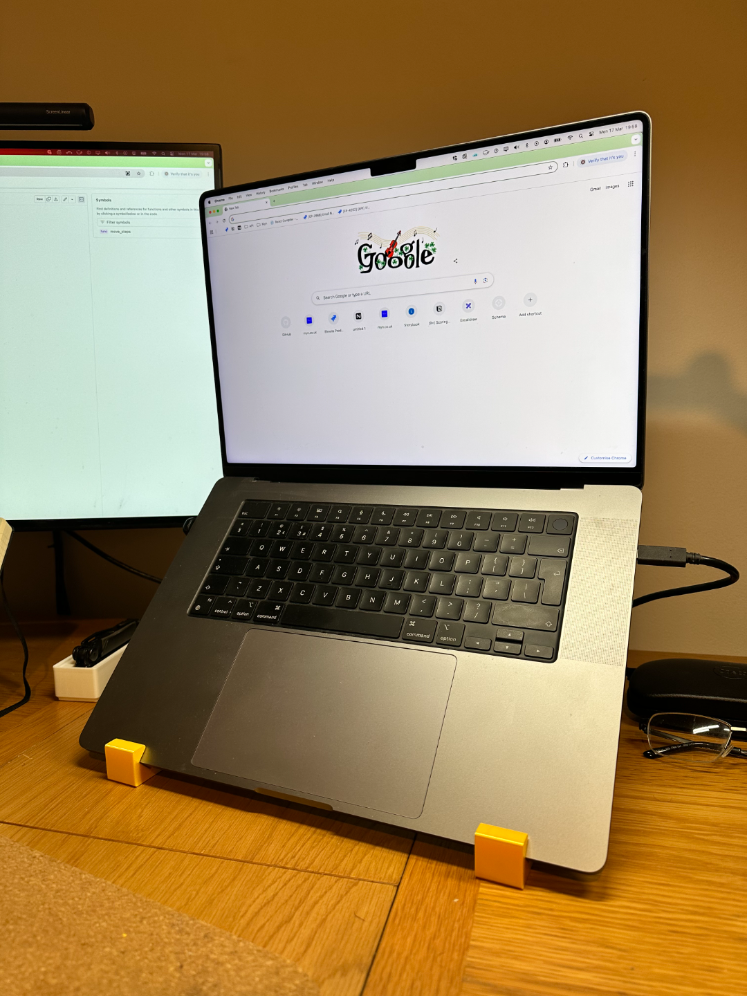 Upright Macbook Laptop/iPad Air Stand