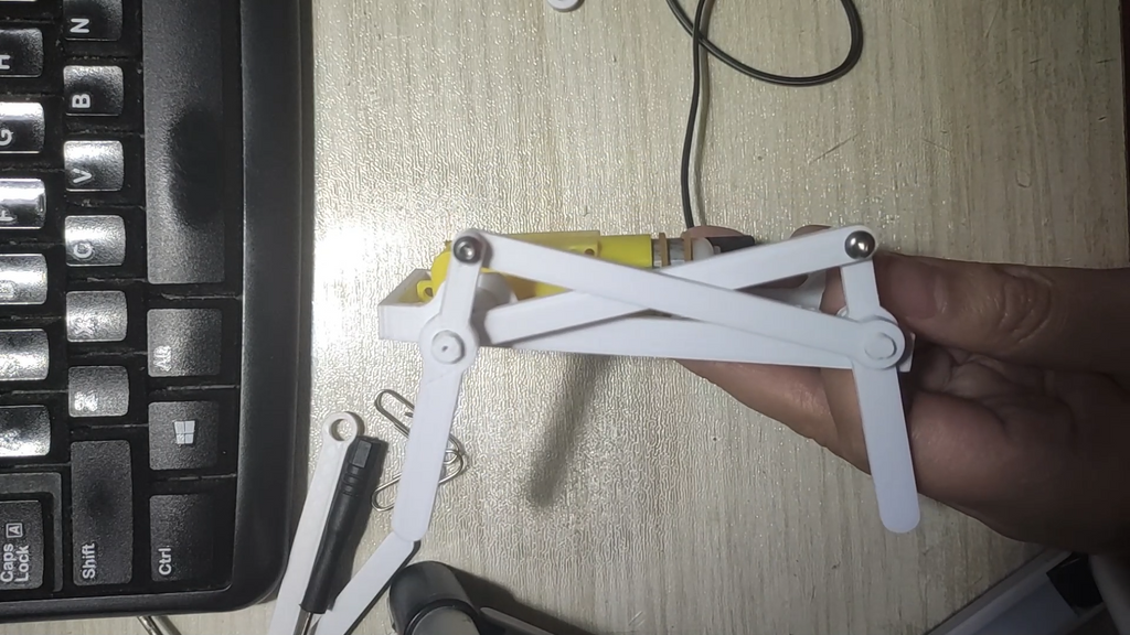 一个简单的四足行走机构，只需要一个TT减速电机带动，可以让小朋友学习机械知识