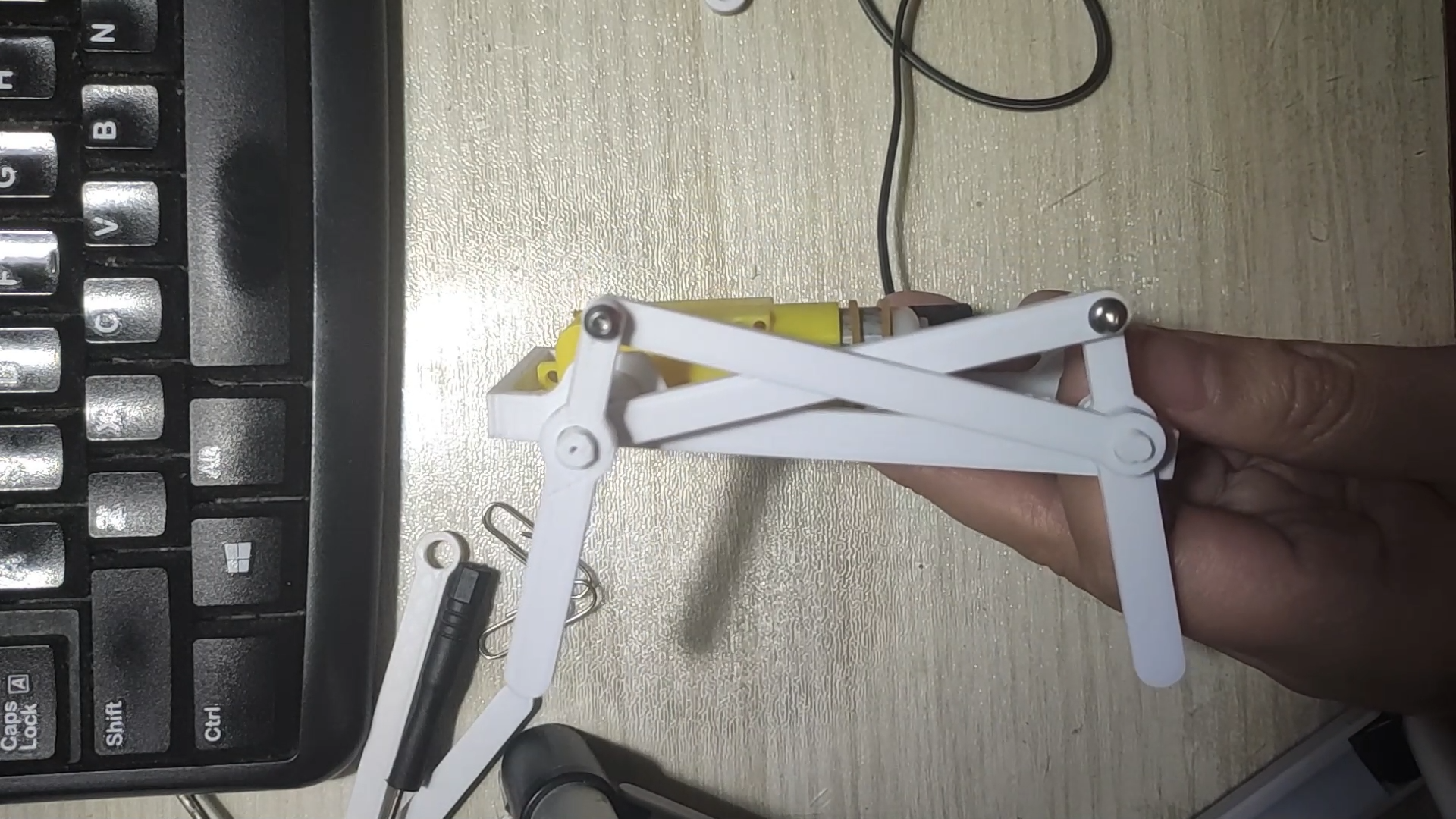 一个简单的四足行走机构，只需要一个TT减速电机带动，可以让小朋友学习机械知识