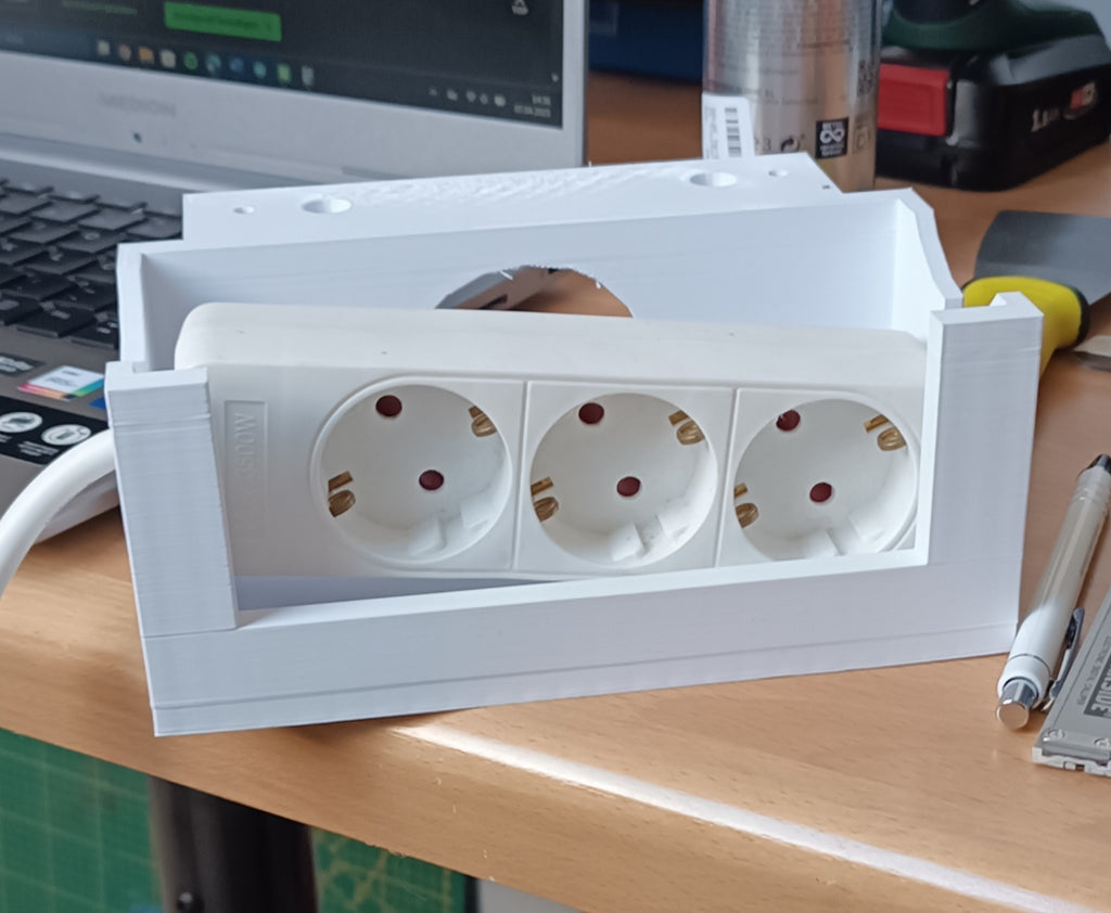 Schreibtisch Kabelbox mit Bohrungen