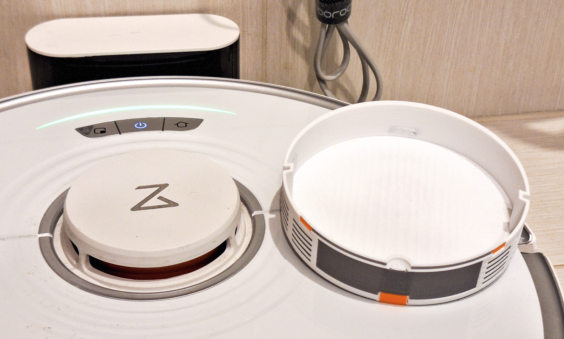 Robot vacuum dust cover