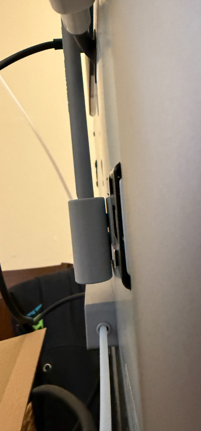Scraper with shorter thumb grip for a flush mount