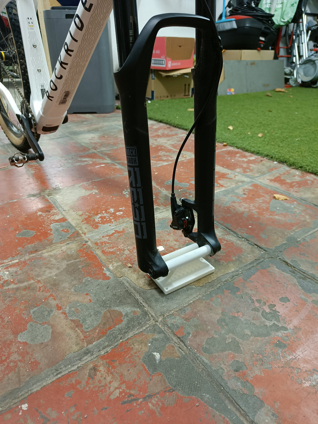 Thru axle mount for road bike and mountainbike