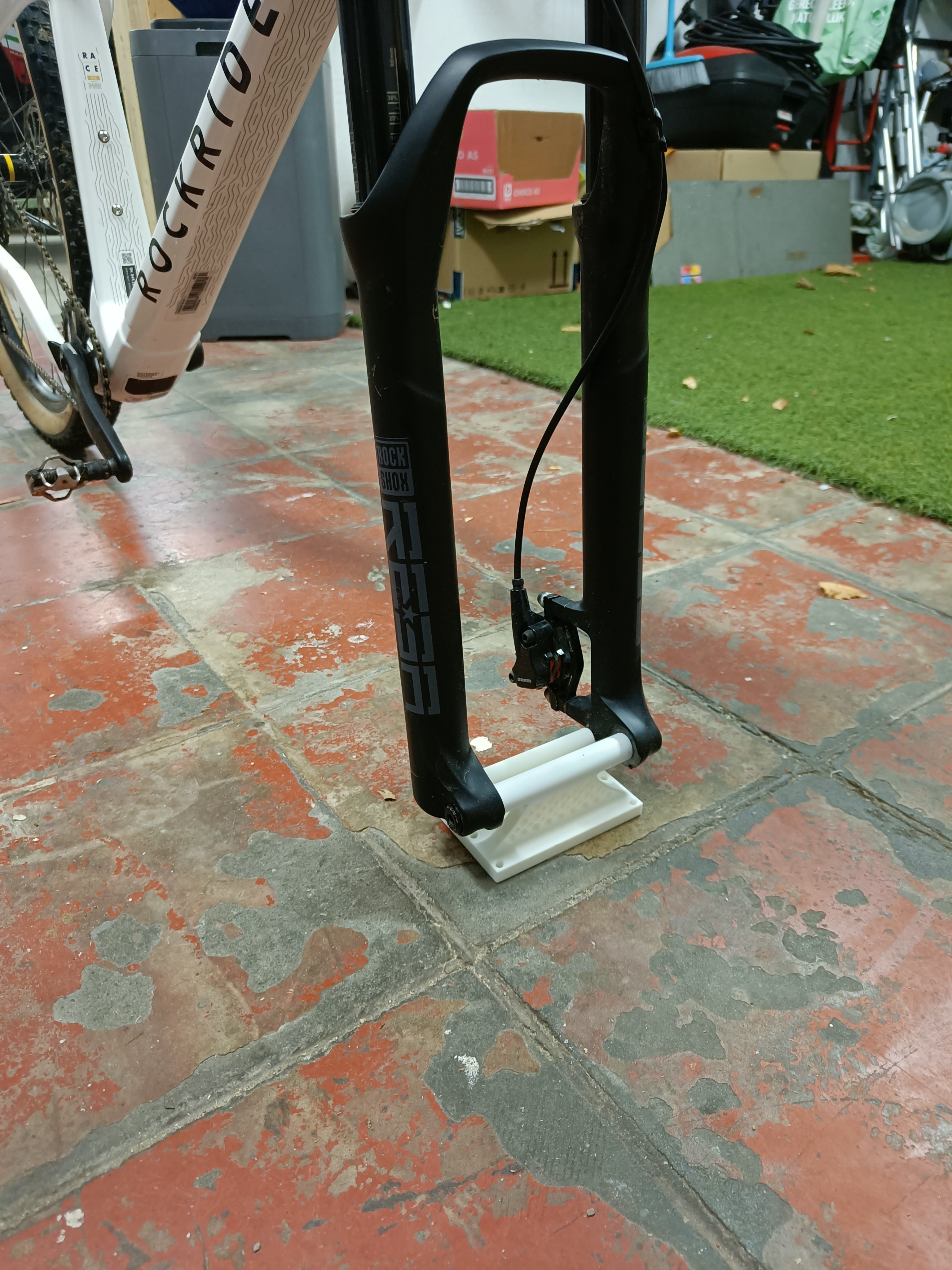 Thru axle mount for road bike and mountainbike