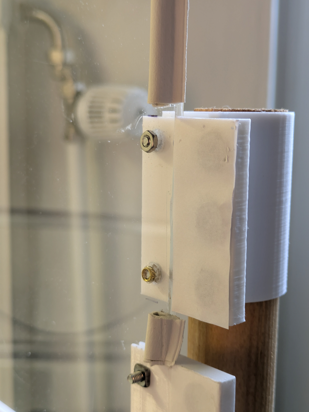Easy magnetic door handle