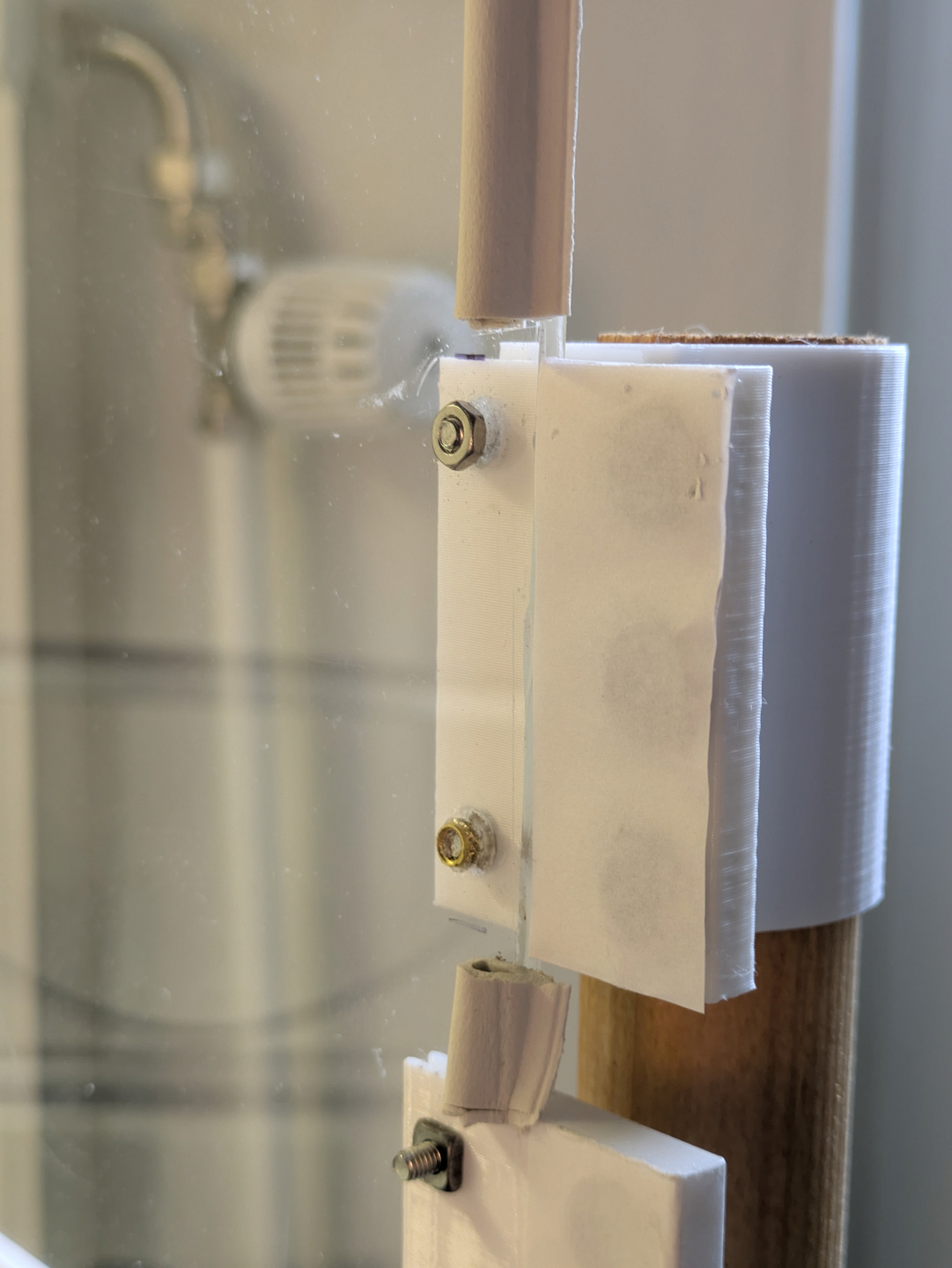 Easy magnetic door handle