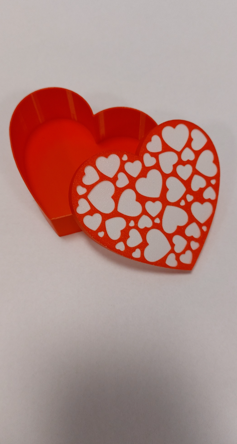 Heart-shaped gift box with lid