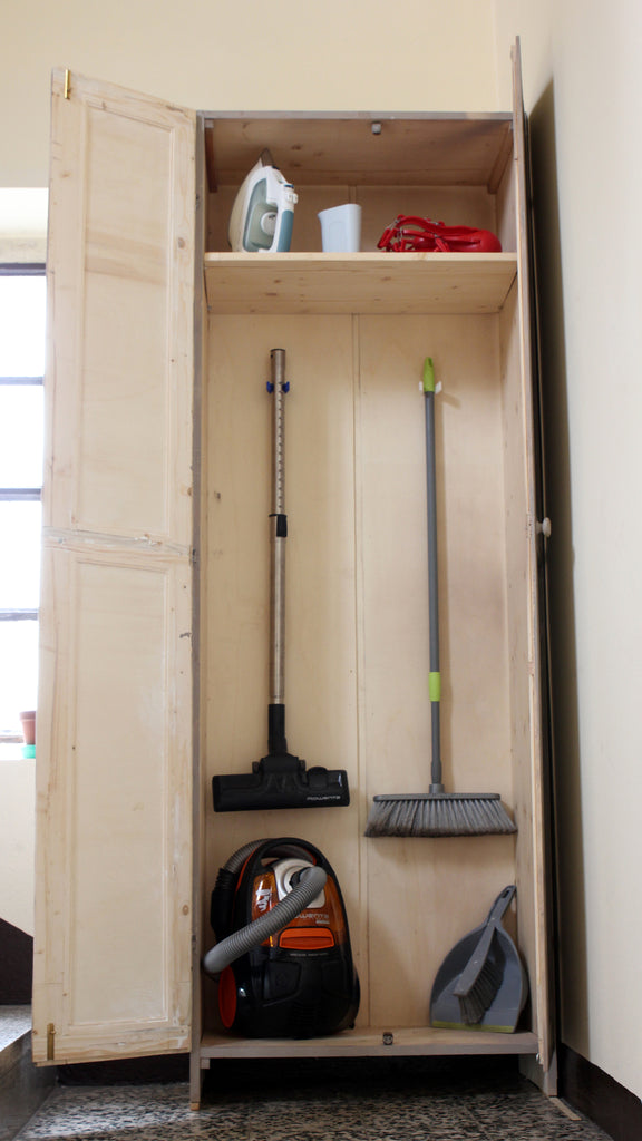 Universal hook for brooms and vacuum cleaners