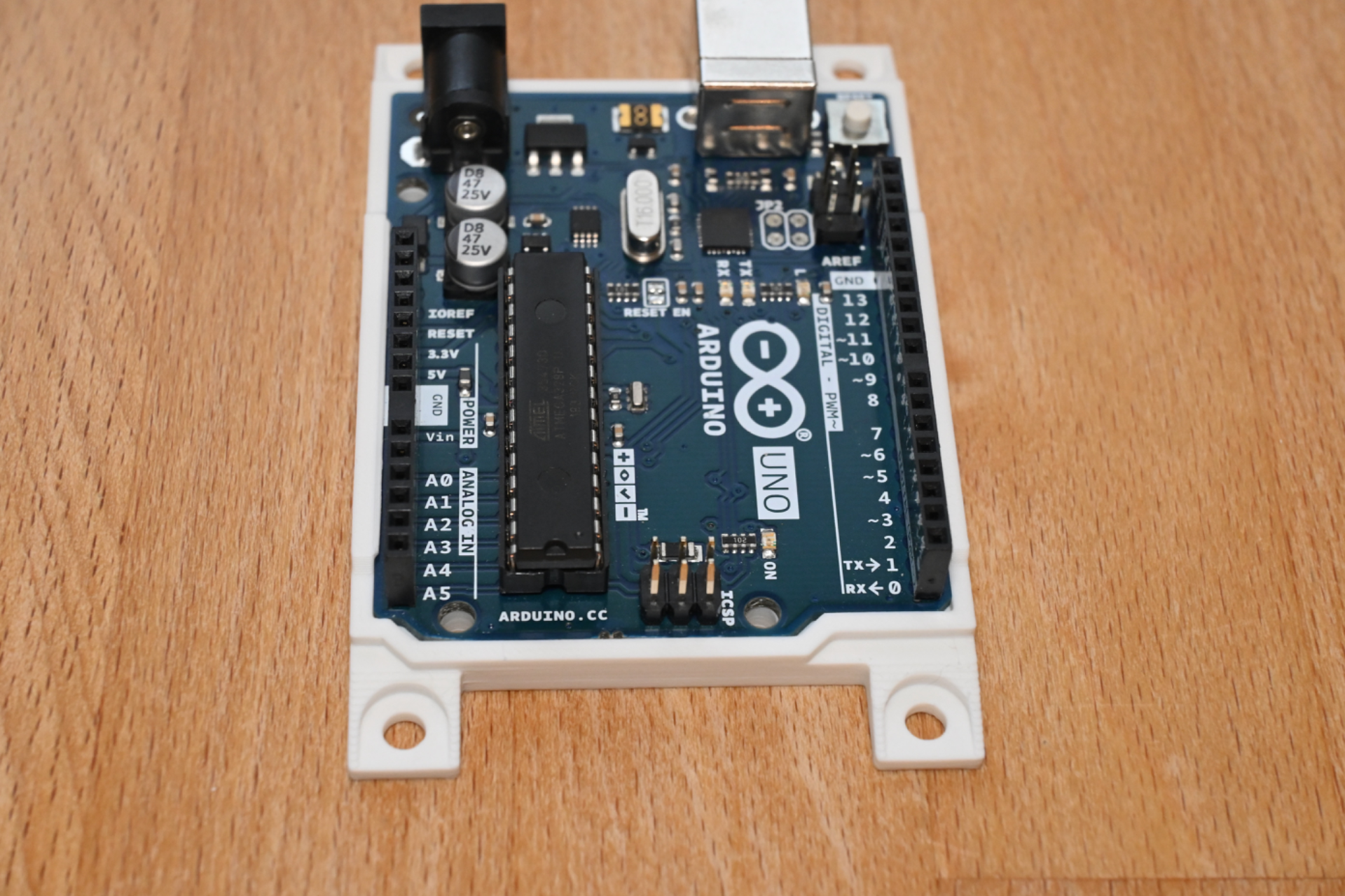 Open, snap-in Arduino UNO mount