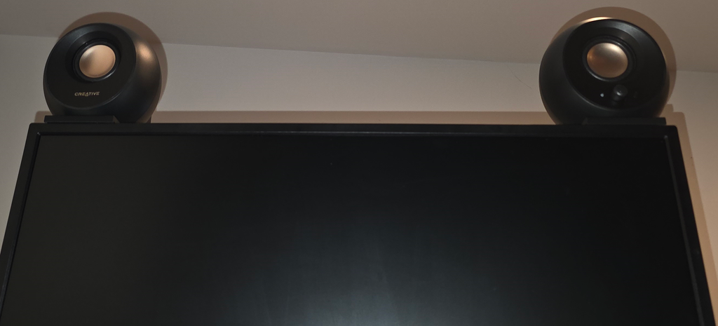 Creative Pebble V3 stand for LG Monitor