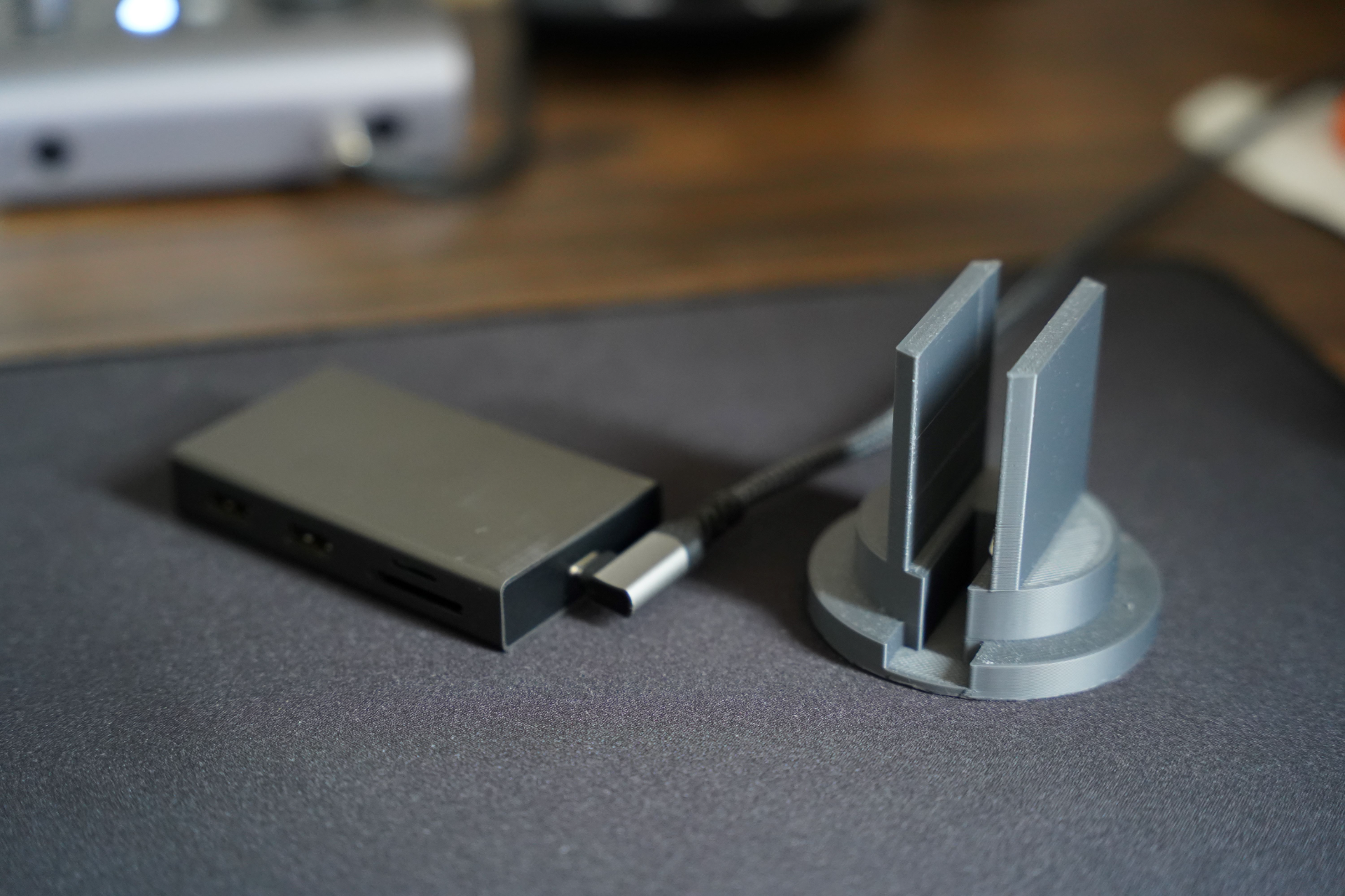 UNI USB C 8-IN-1 HUB VERTICAL HOLDER