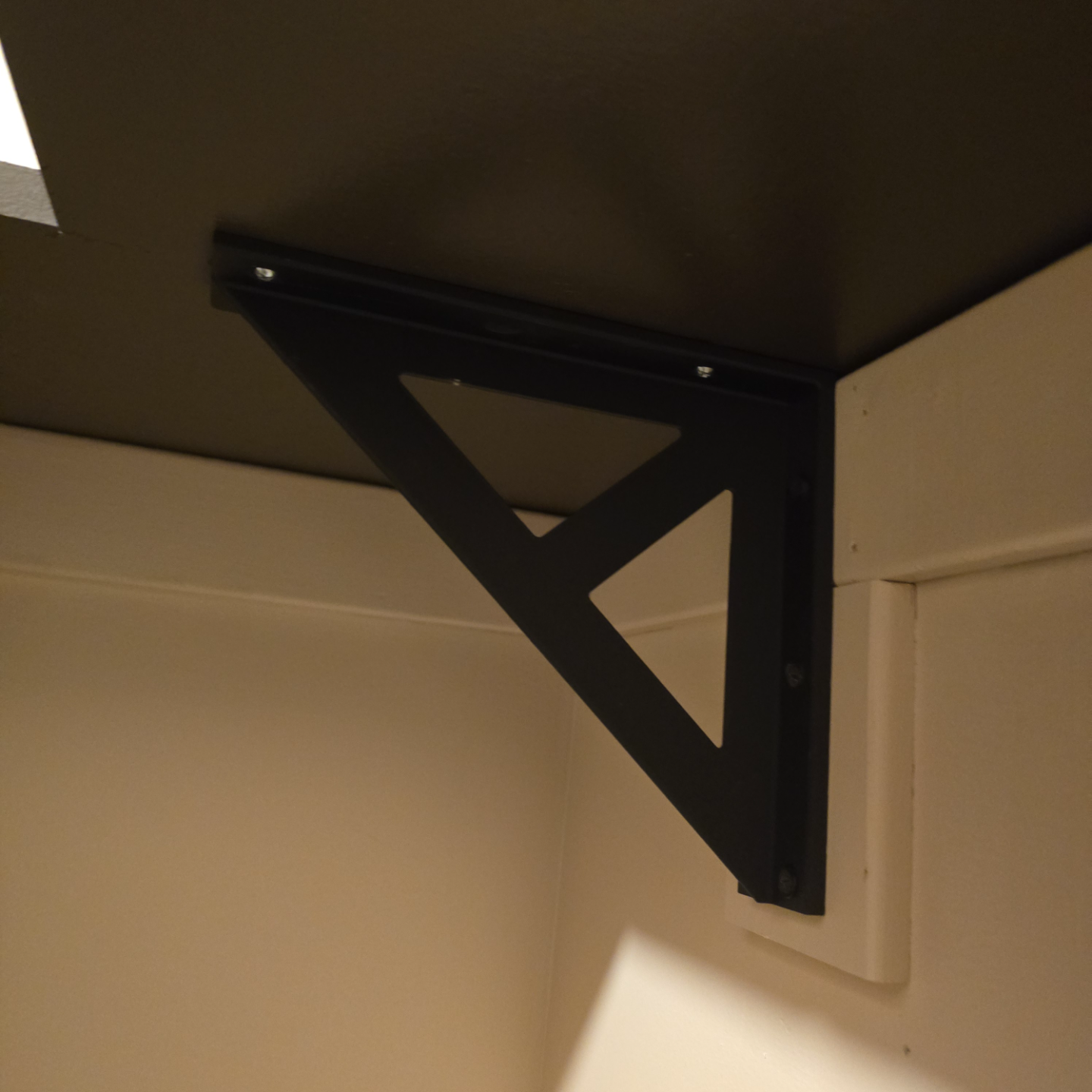 Sturdy Shelf Bracket