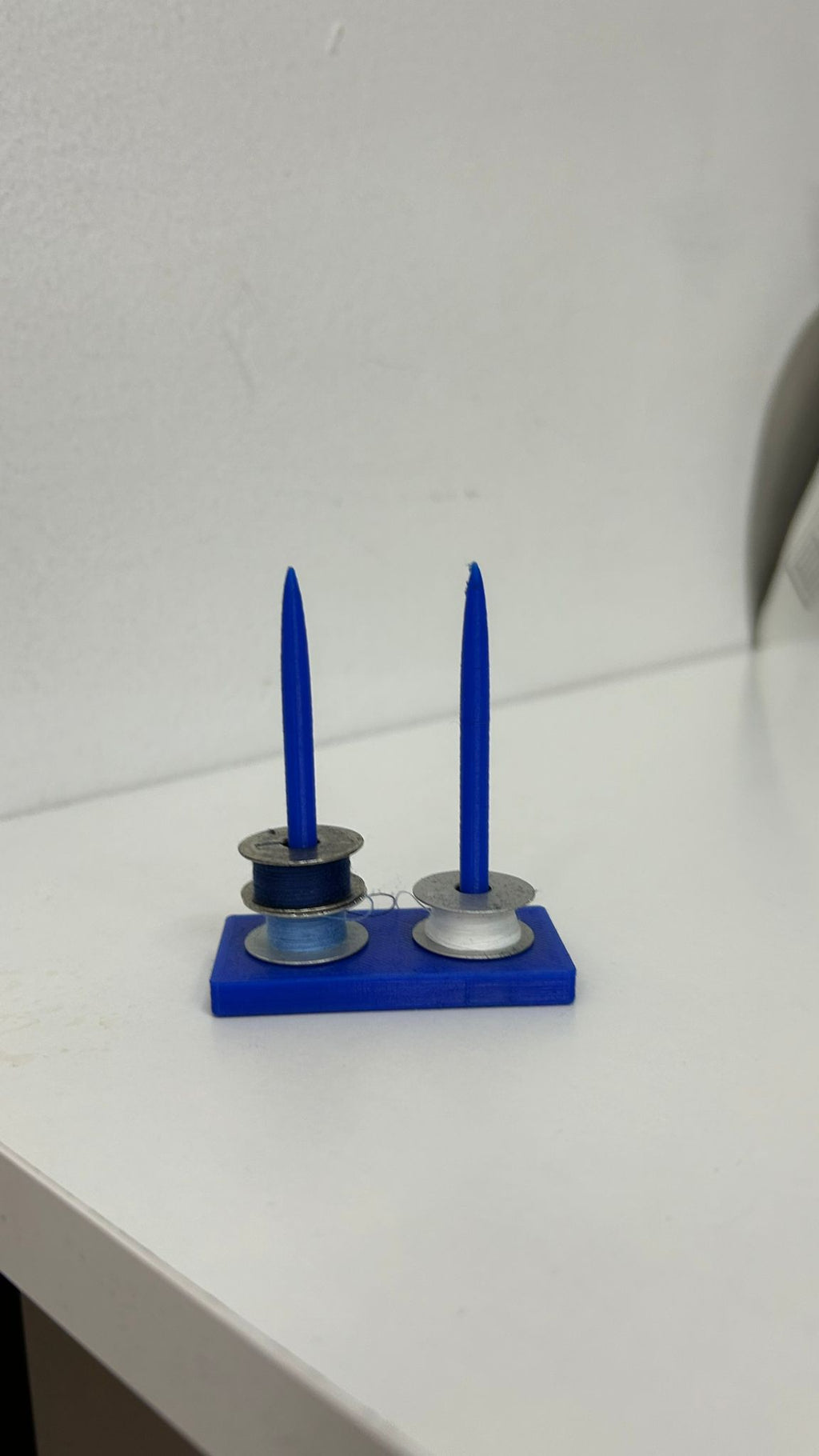 Soporte canillas de coser con imán