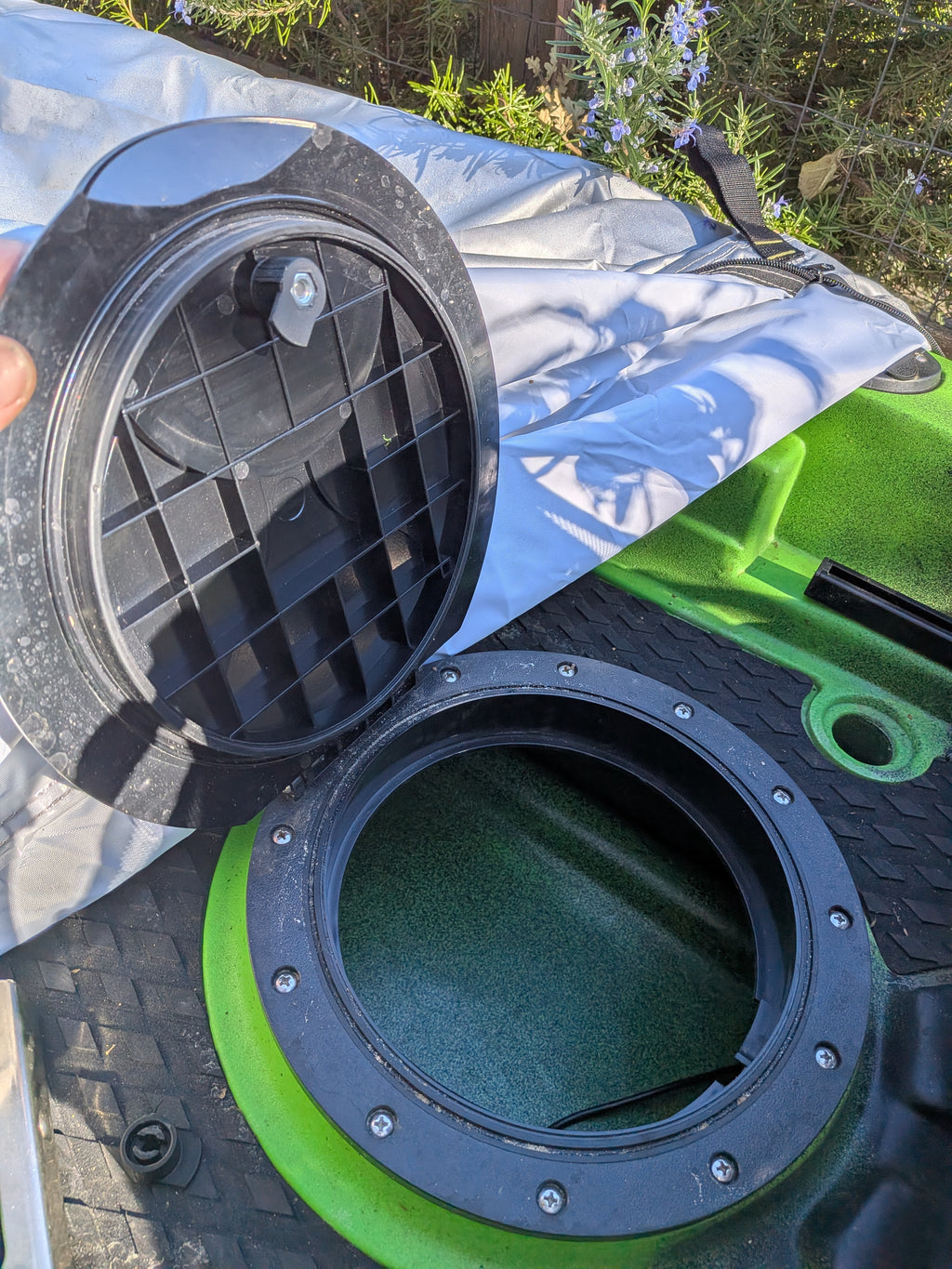 Kayak hatch latch