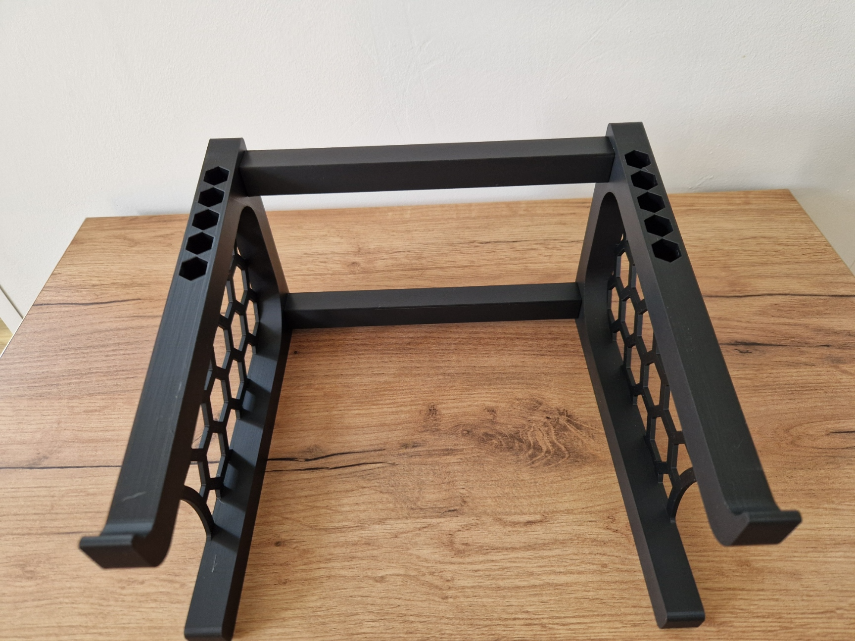 Laptop stand with maximum airflow