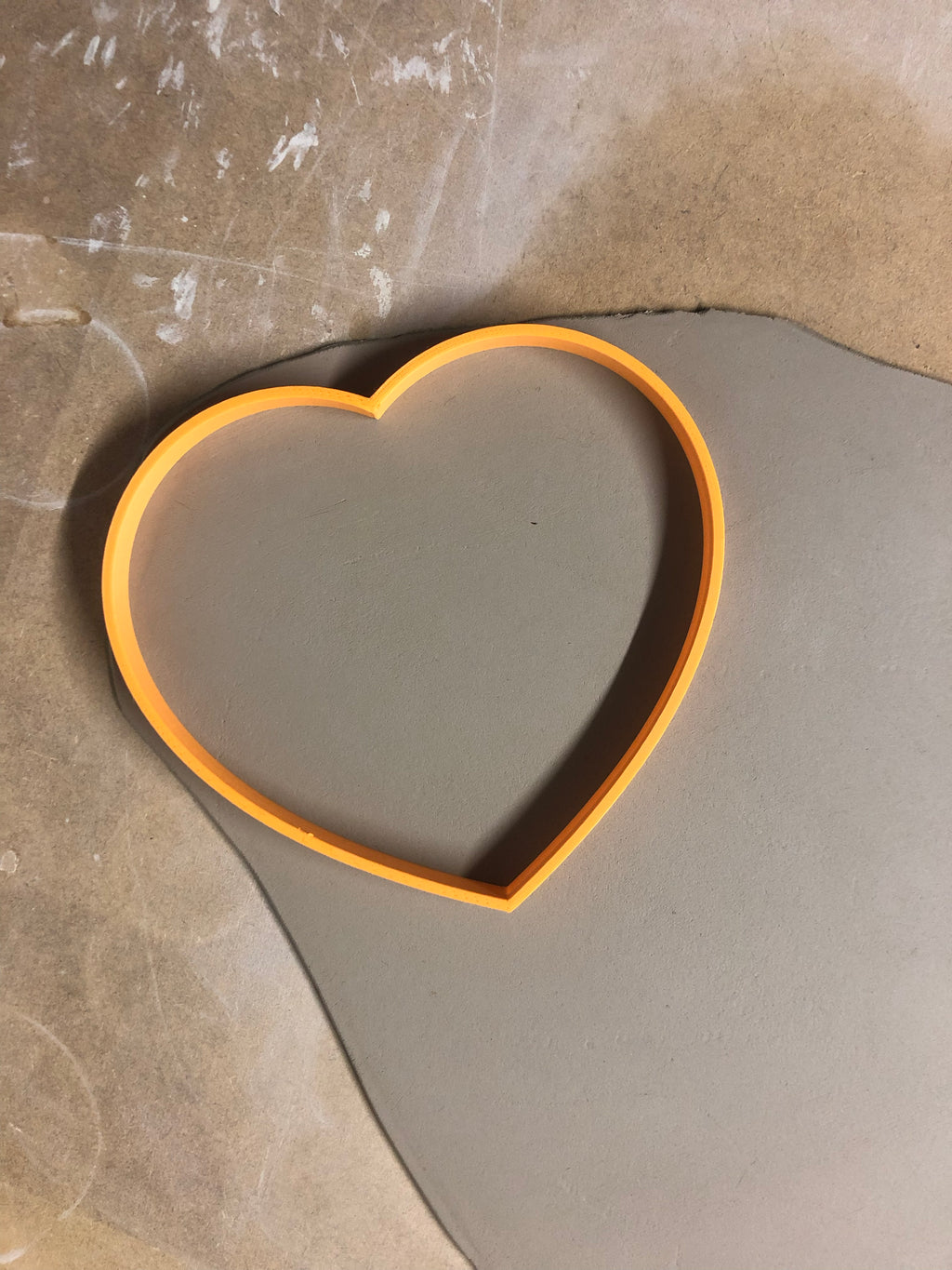 Cutter and mould for a heart-shaped clay plate