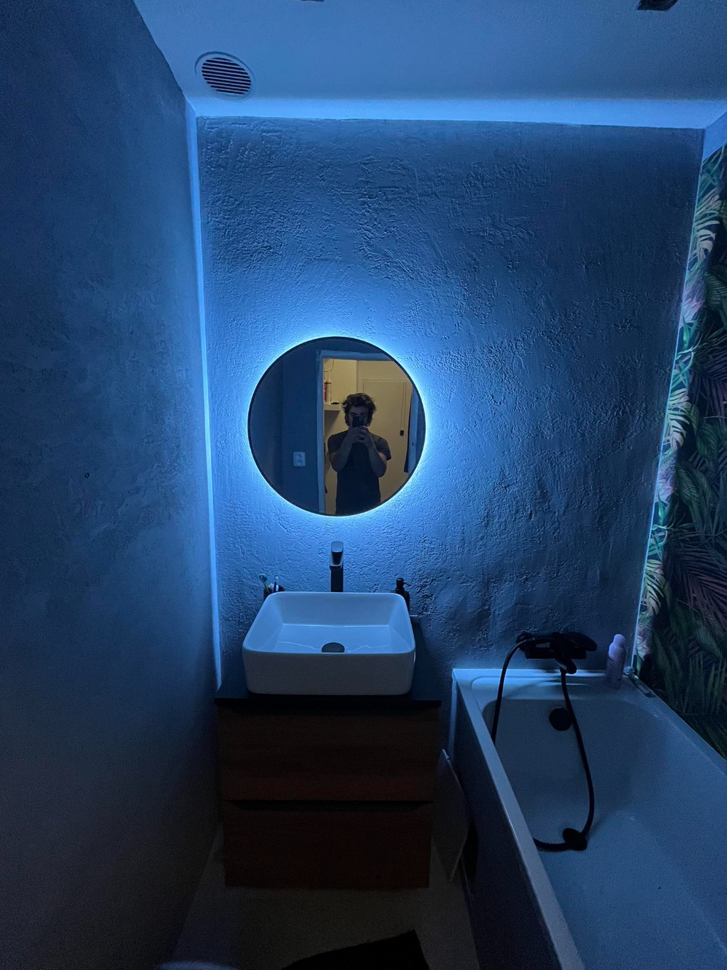led stripe holder for circle mirror