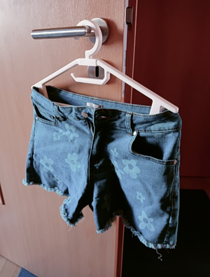 stable coat and clothes hanger (Kleiderbügel)