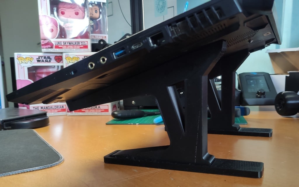 Laptop stand