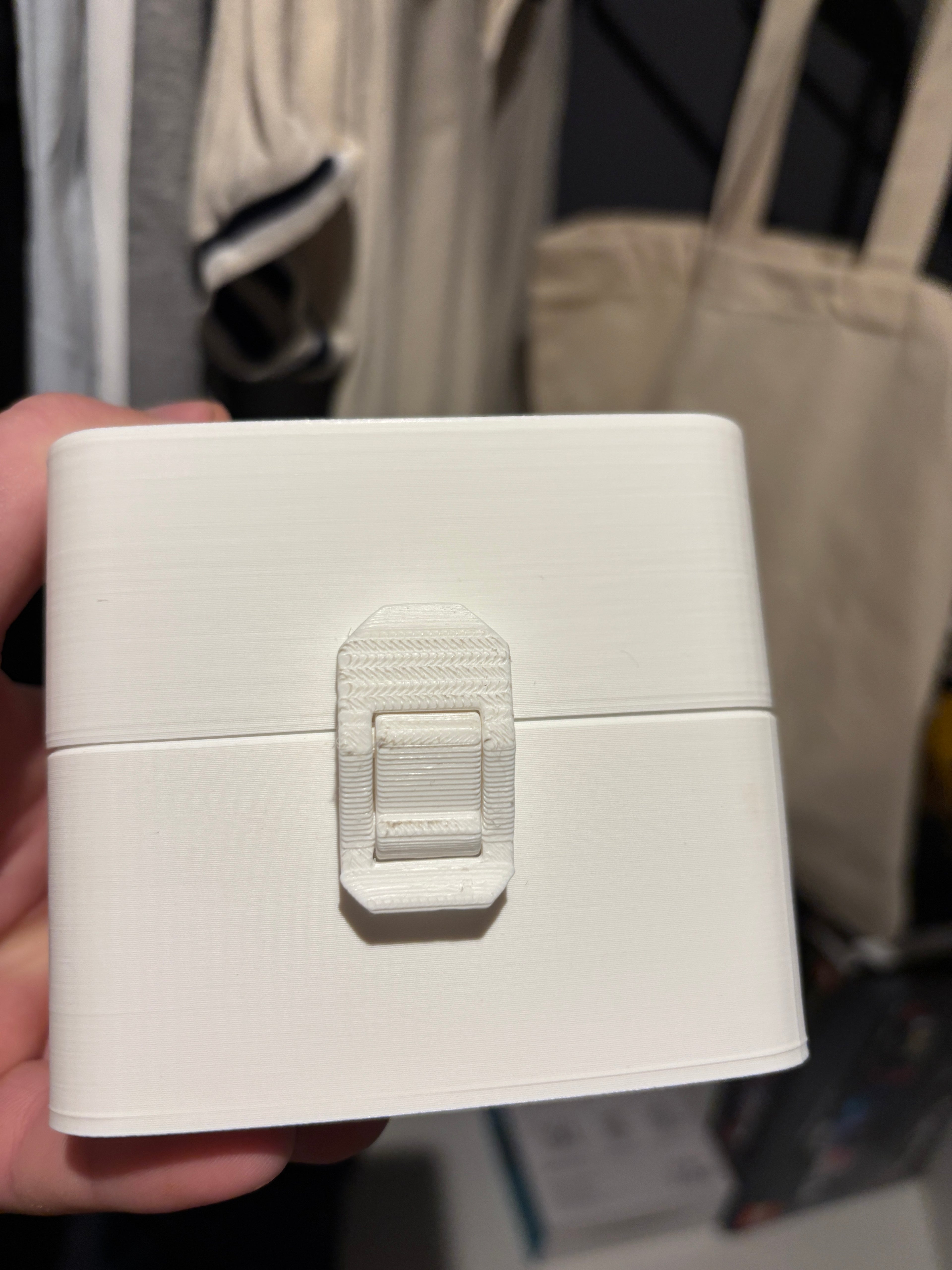Toggle latch