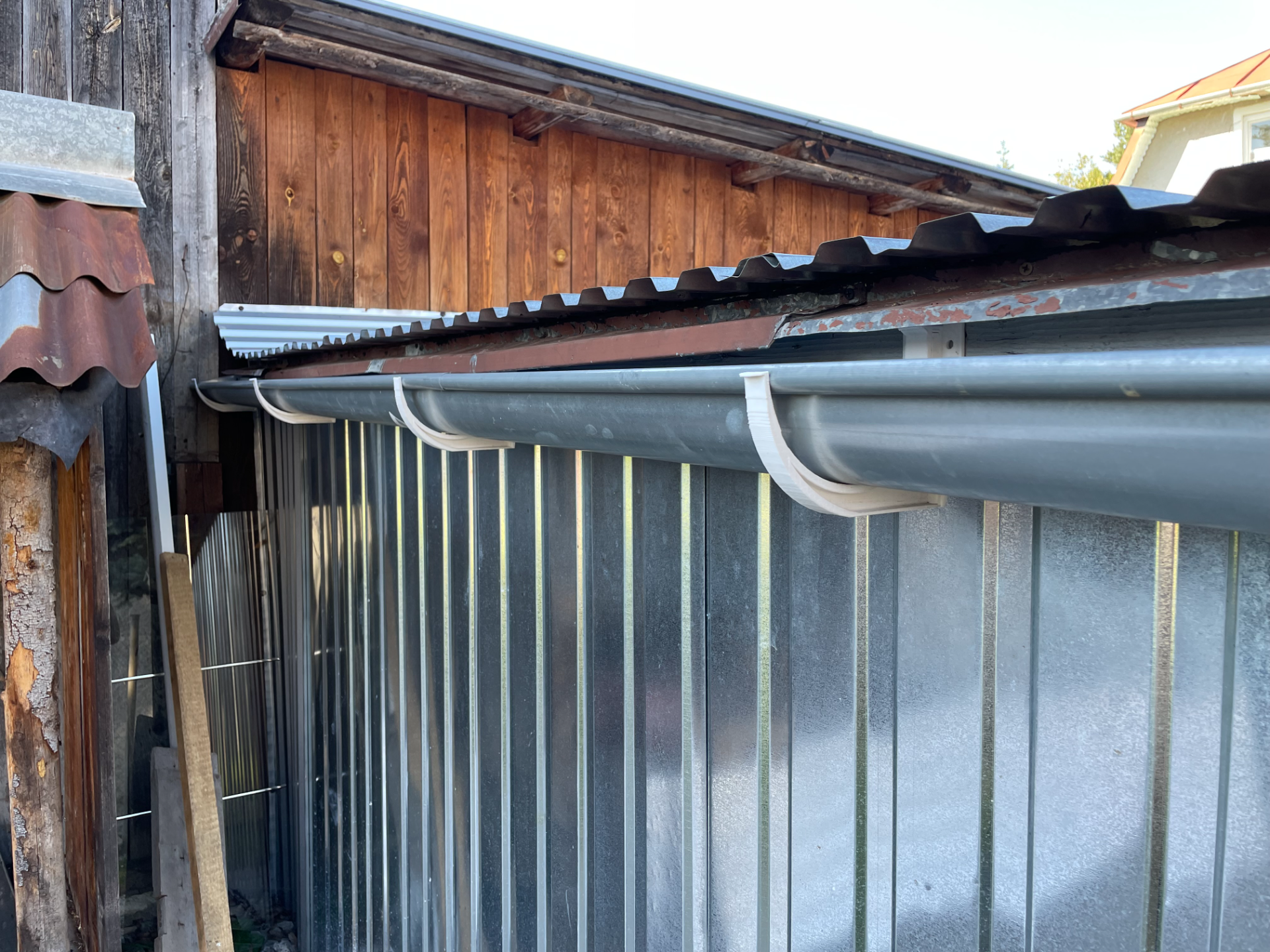 Gutter holder universal