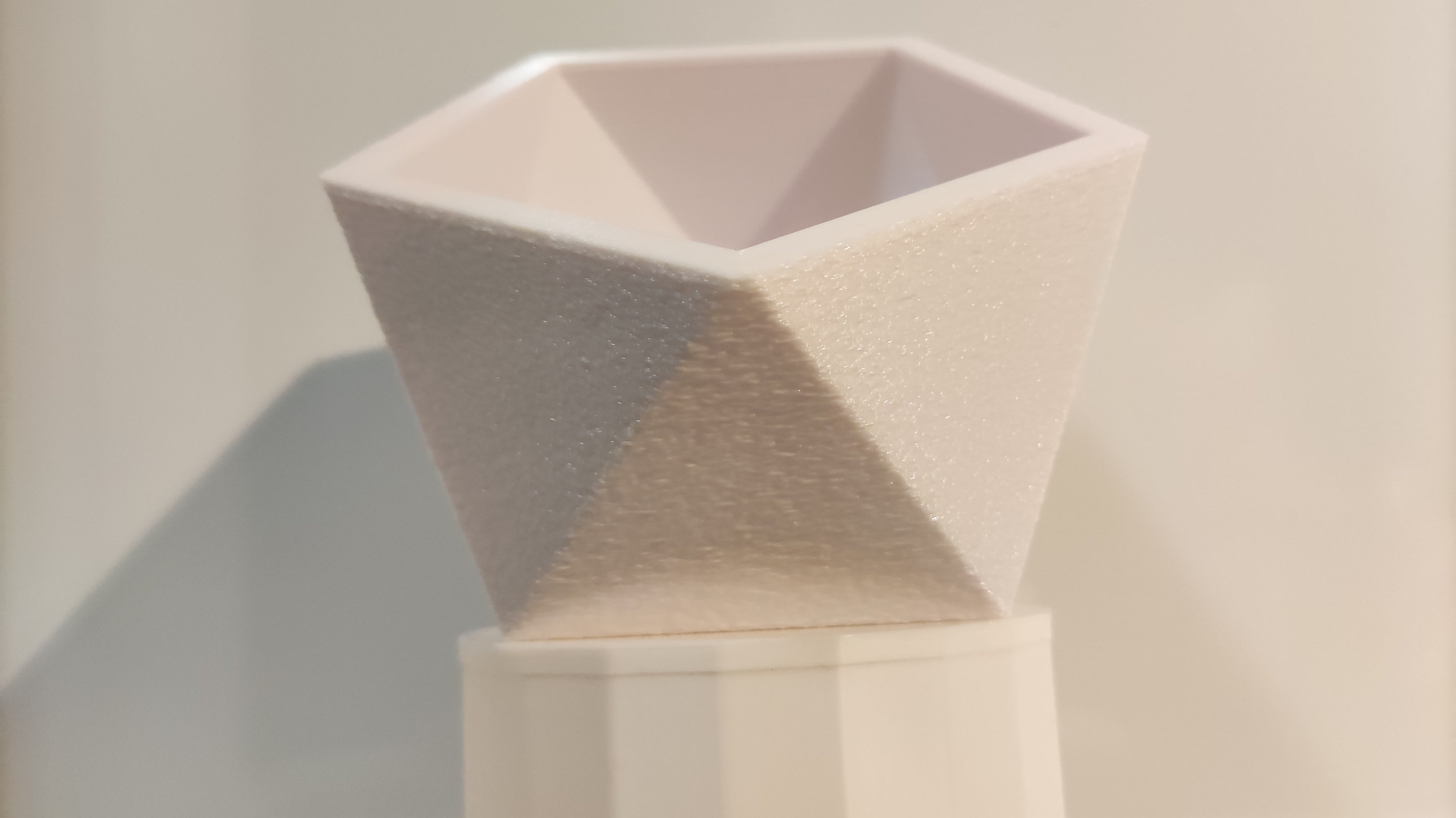 Icosahedron (d20) container