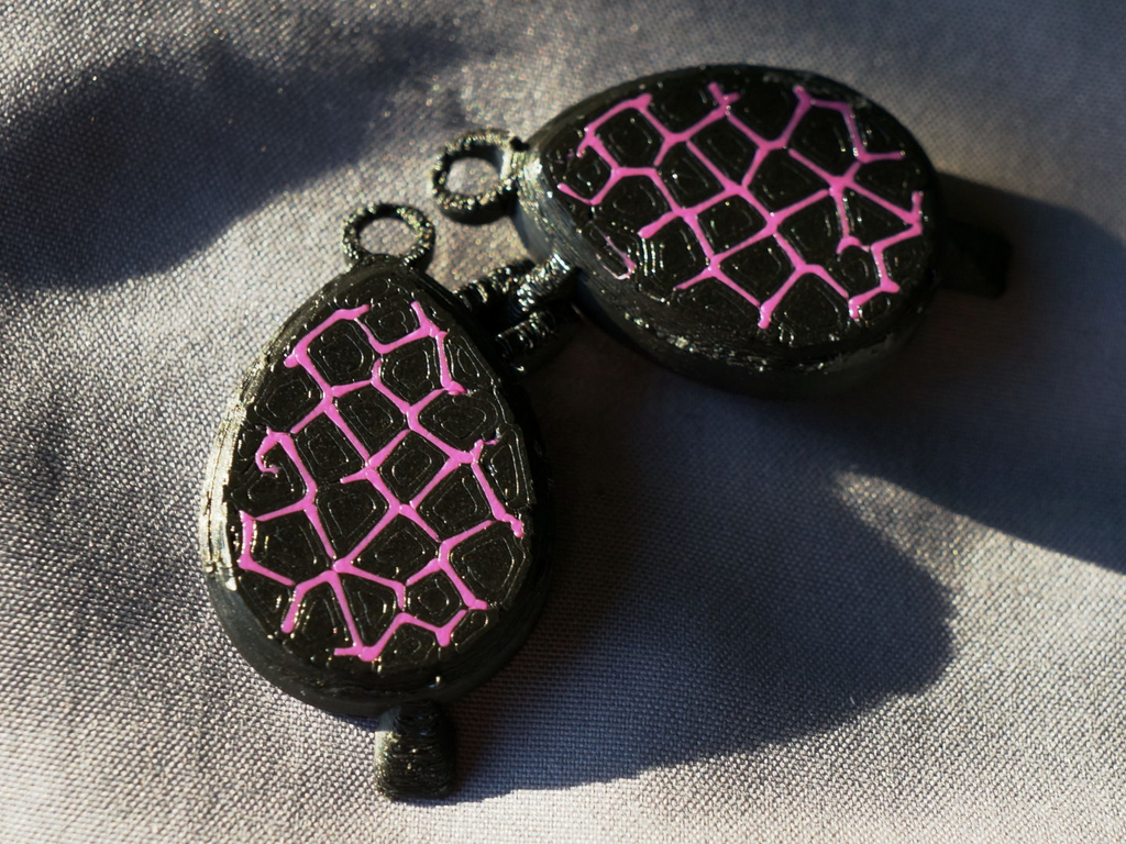 Small egg shaped pendant with pip hinge