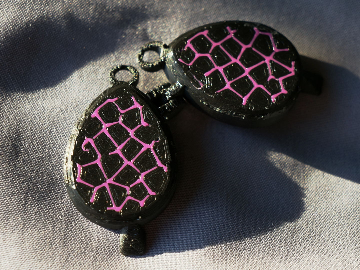 Small egg shaped pendant with pip hinge