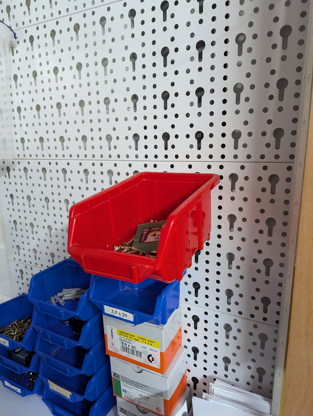 Element Systems CLASSIC Pegboard Box holder