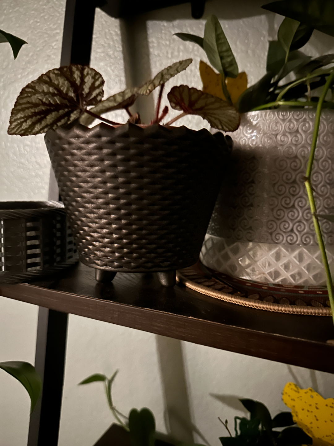 4 inch planter with twist on bottom and legs