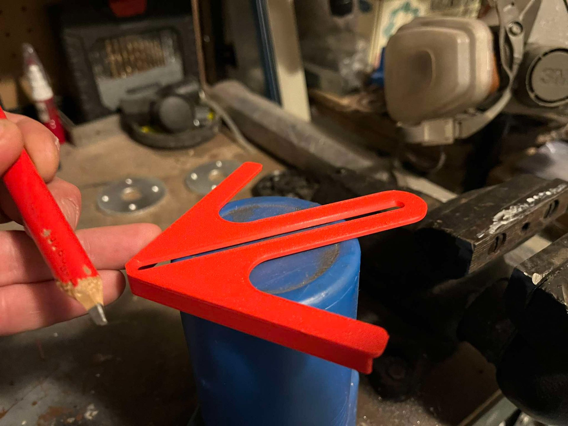 Centering device for finding the center