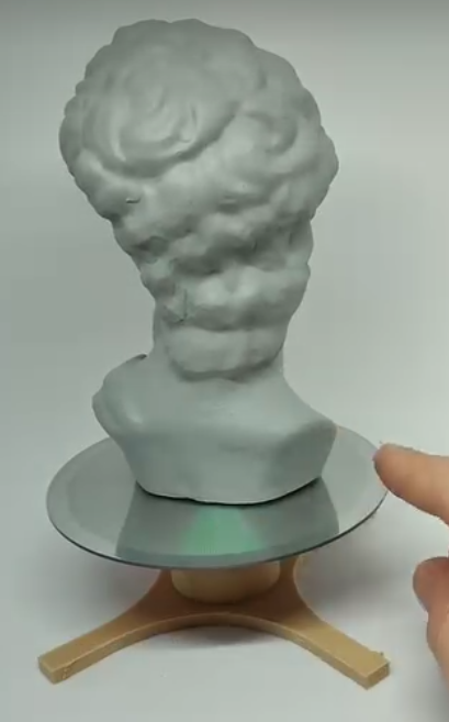 Rotating turntable for easier miniature painting