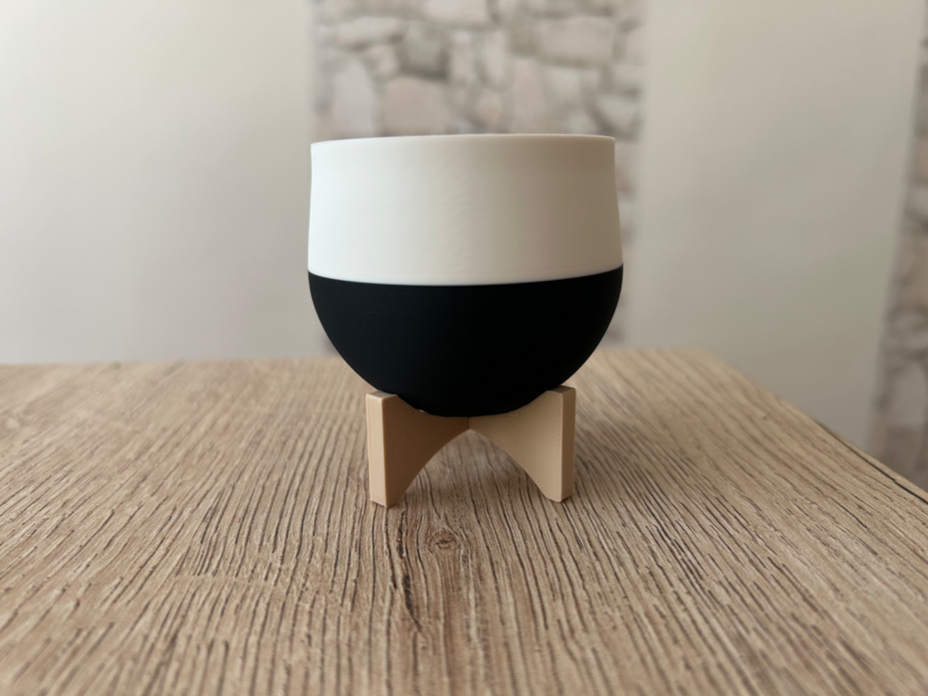Planter with legs