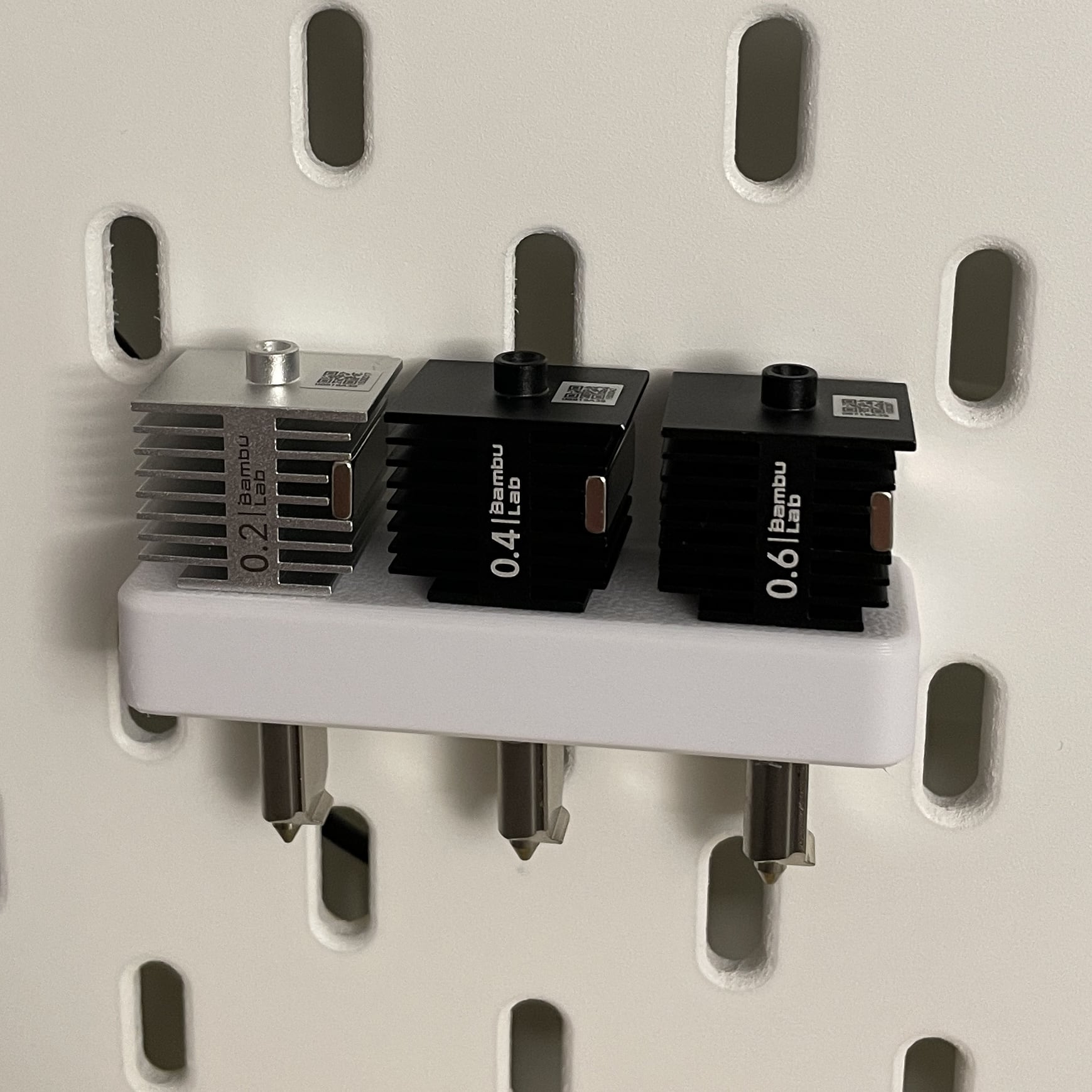 3-4 Nozzle Pegboard Holder (Bambu Lab A1 Mini / IKEA Skadis Compatible)