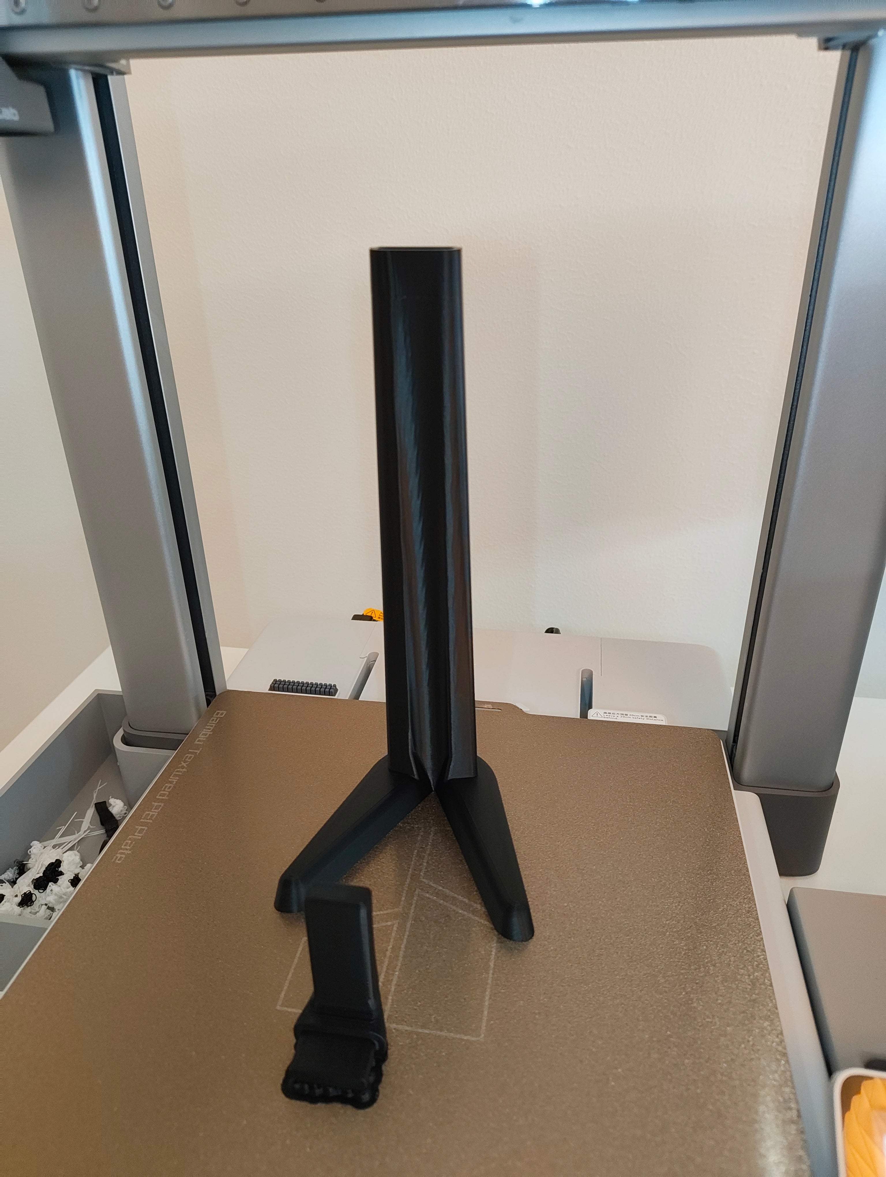 Slim end clean headphone stand
