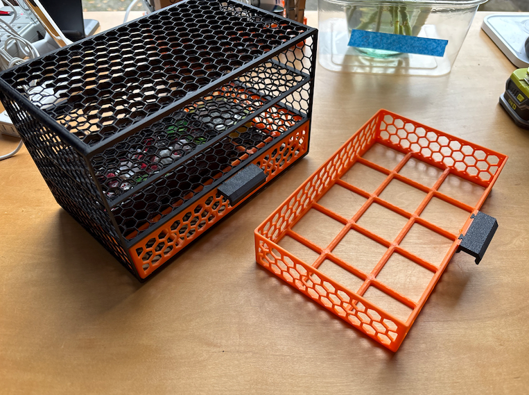 Gridfinity case and drawer with honeycomb pattern