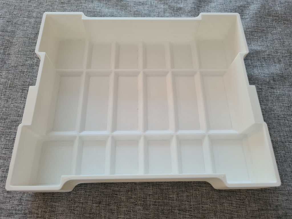 Stapelbare Sortierbox mit Deckel und Verriegelung