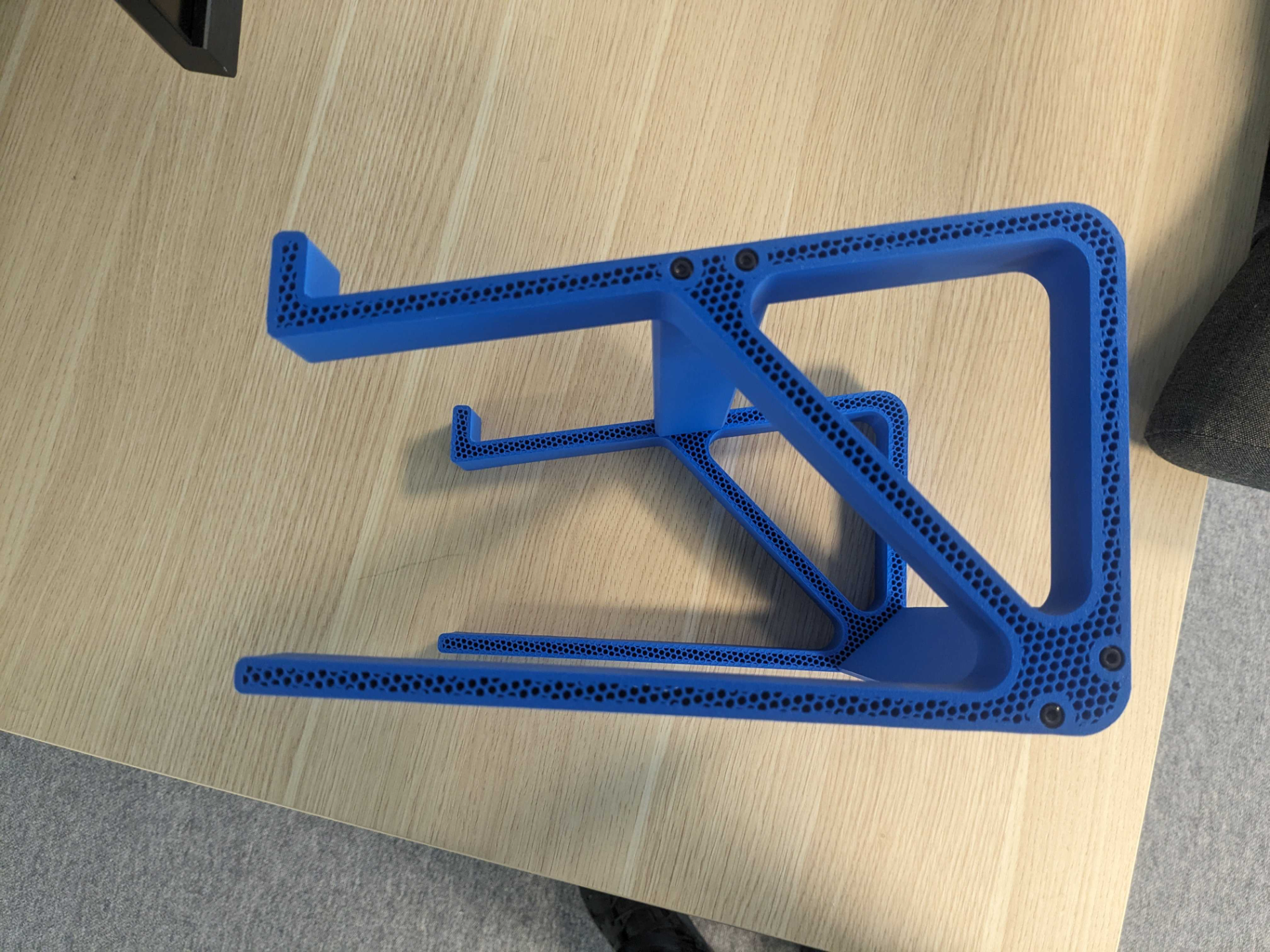 Raised laptop stand with space under