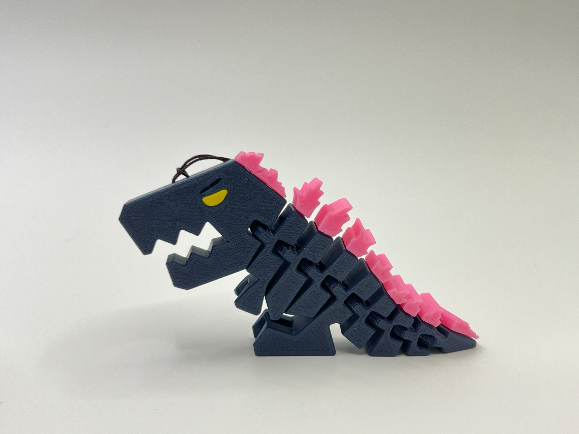 T-Rex cosplay as pink Godzilla-扮演哥斯拉的霸王龙