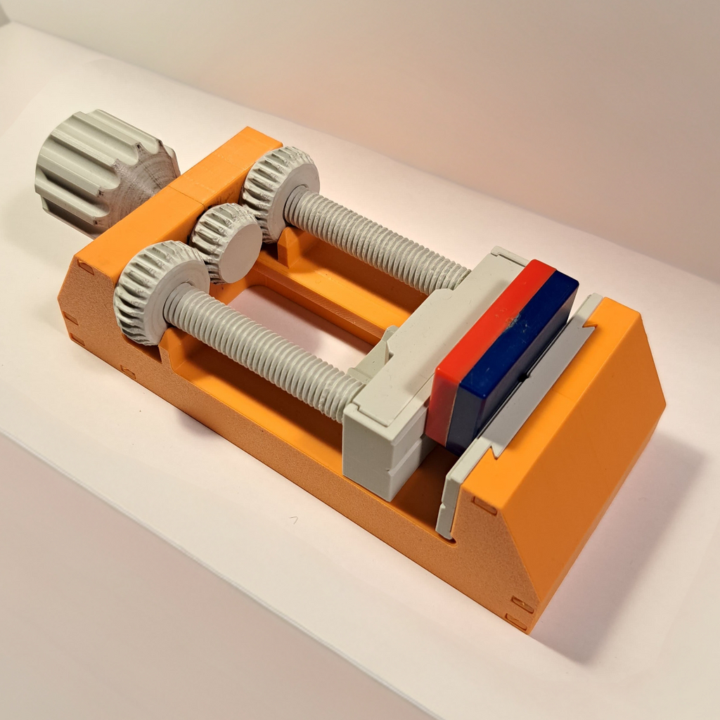 Fully Printable Mechanical Vise with Custom Jaws