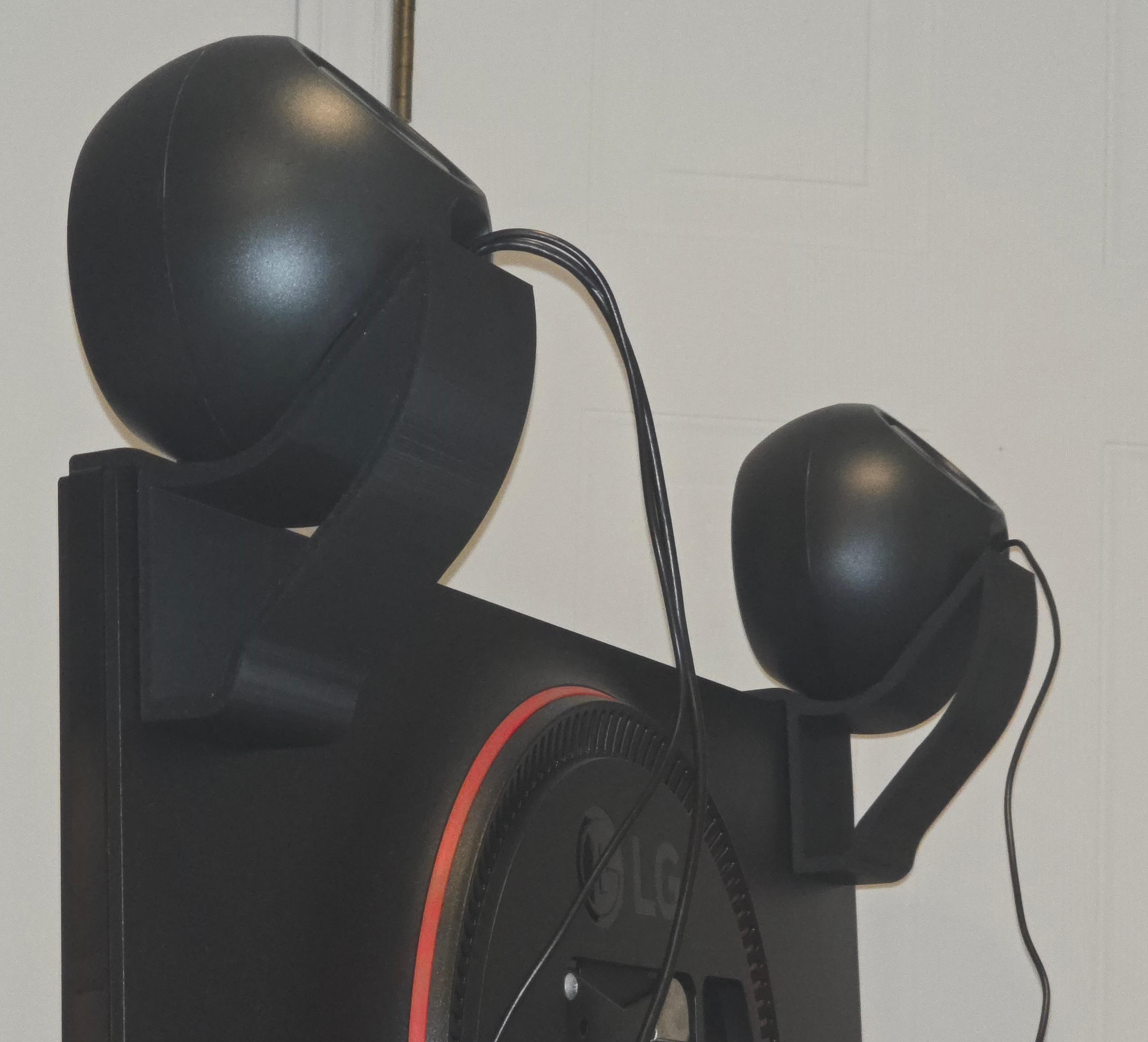 Creative Pebble V3 stand for LG Monitor