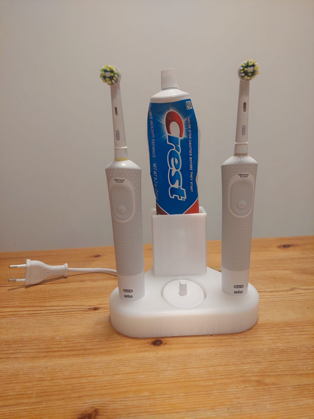 Oral-B toothbrush holder+ cable hiding place.