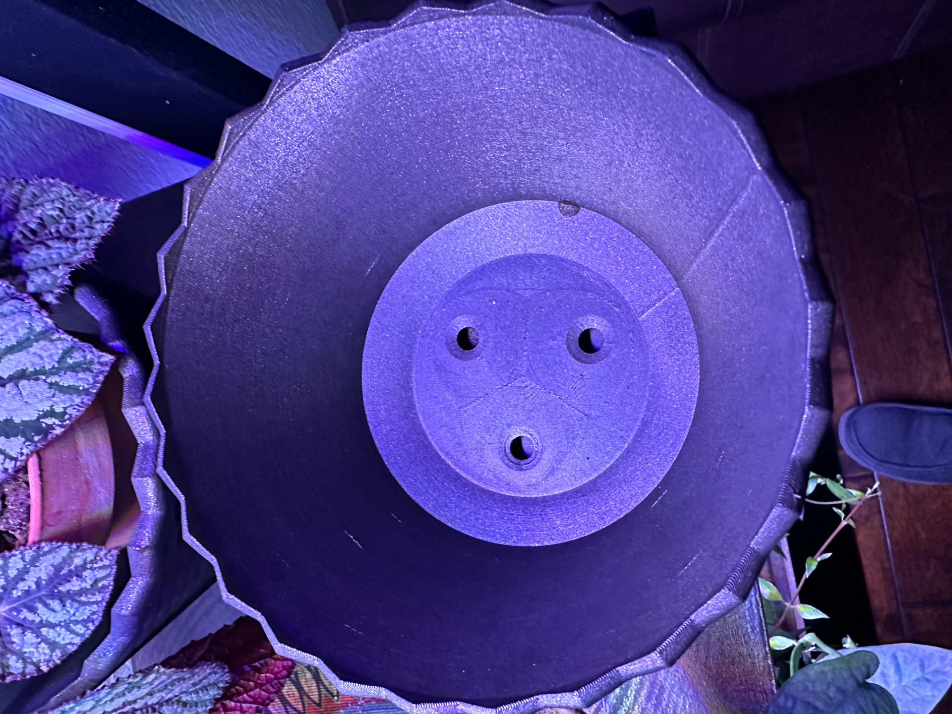 4 inch planter with twist on bottom and legs