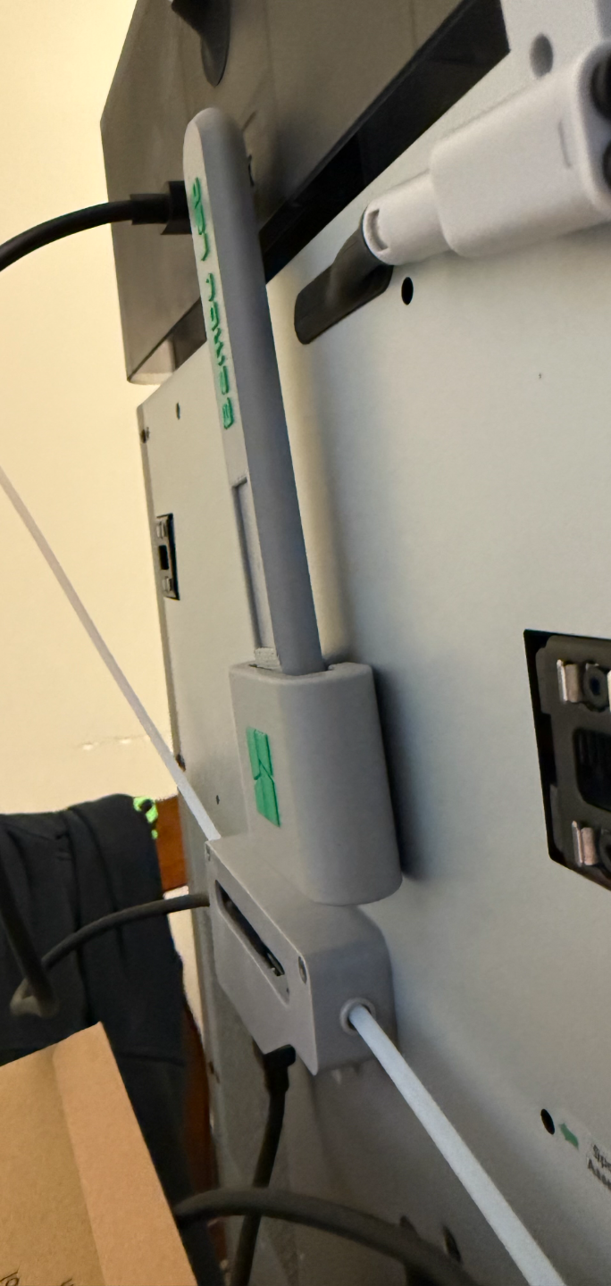 Scraper with shorter thumb grip for a flush mount