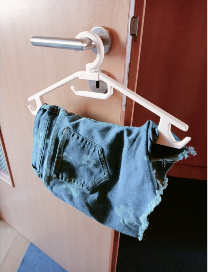 stable coat and clothes hanger (Kleiderbügel)