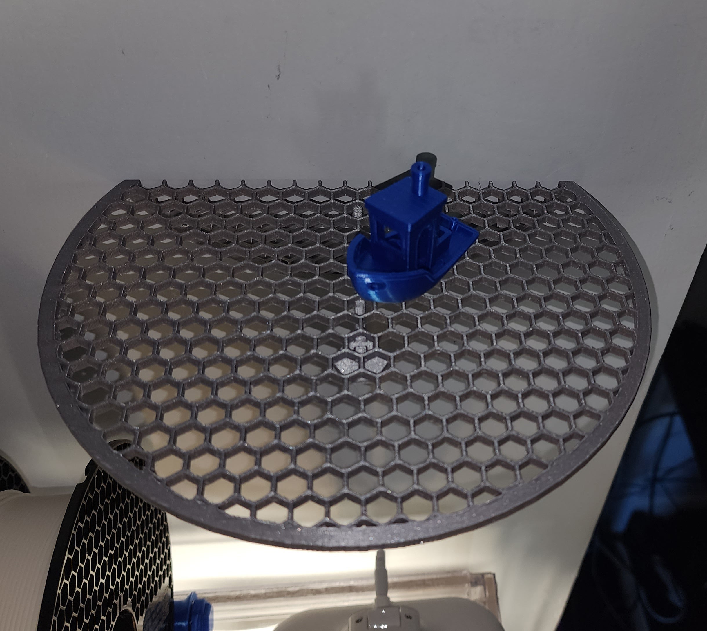 Round honeycomb shelf - wall mounted