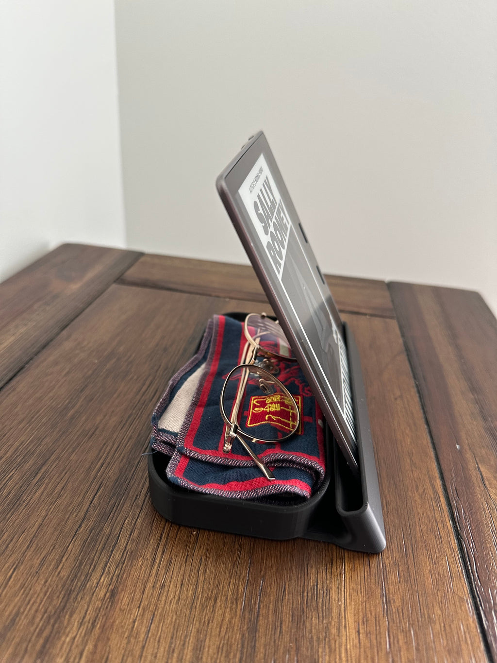 Kindle Oasis, iPad mini and glasses stand