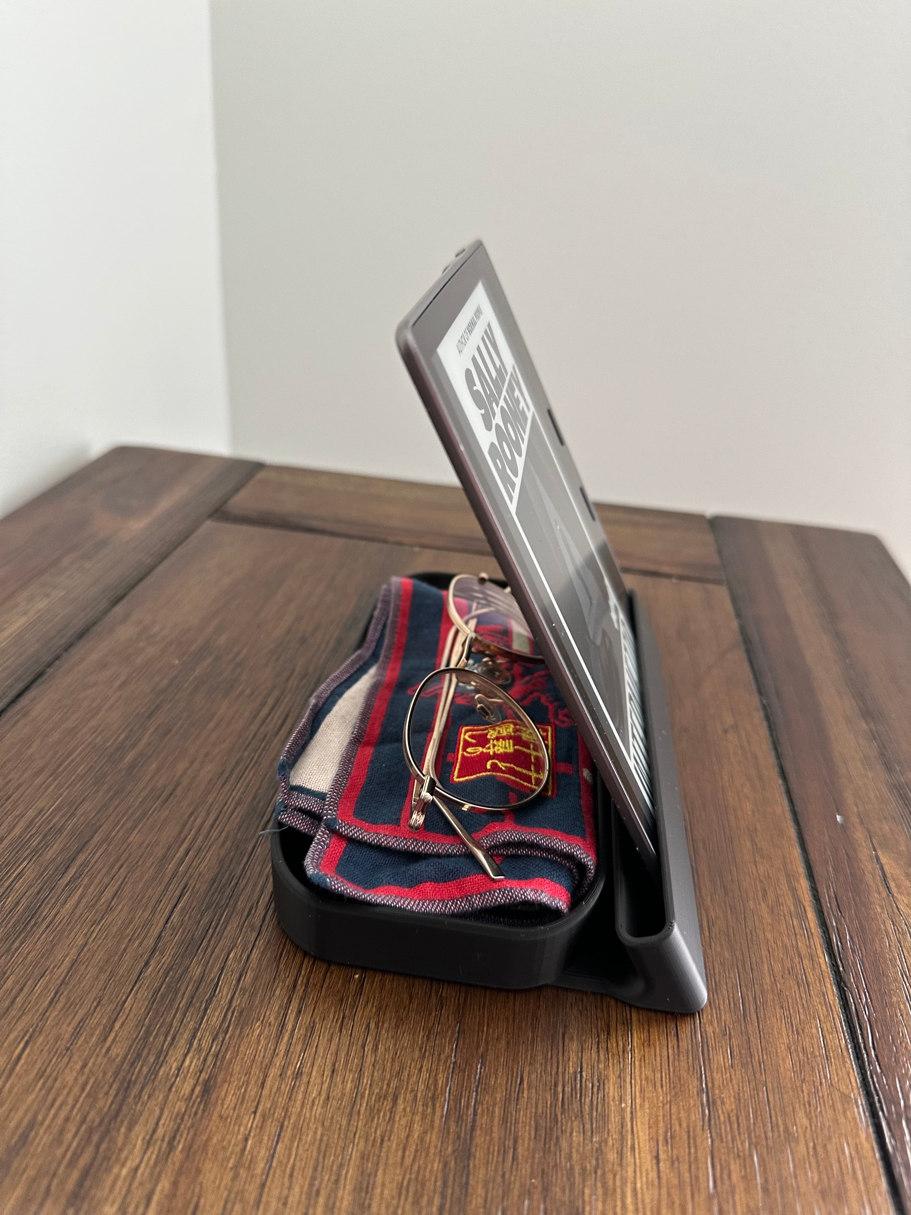 Kindle Oasis, iPad mini and glasses stand