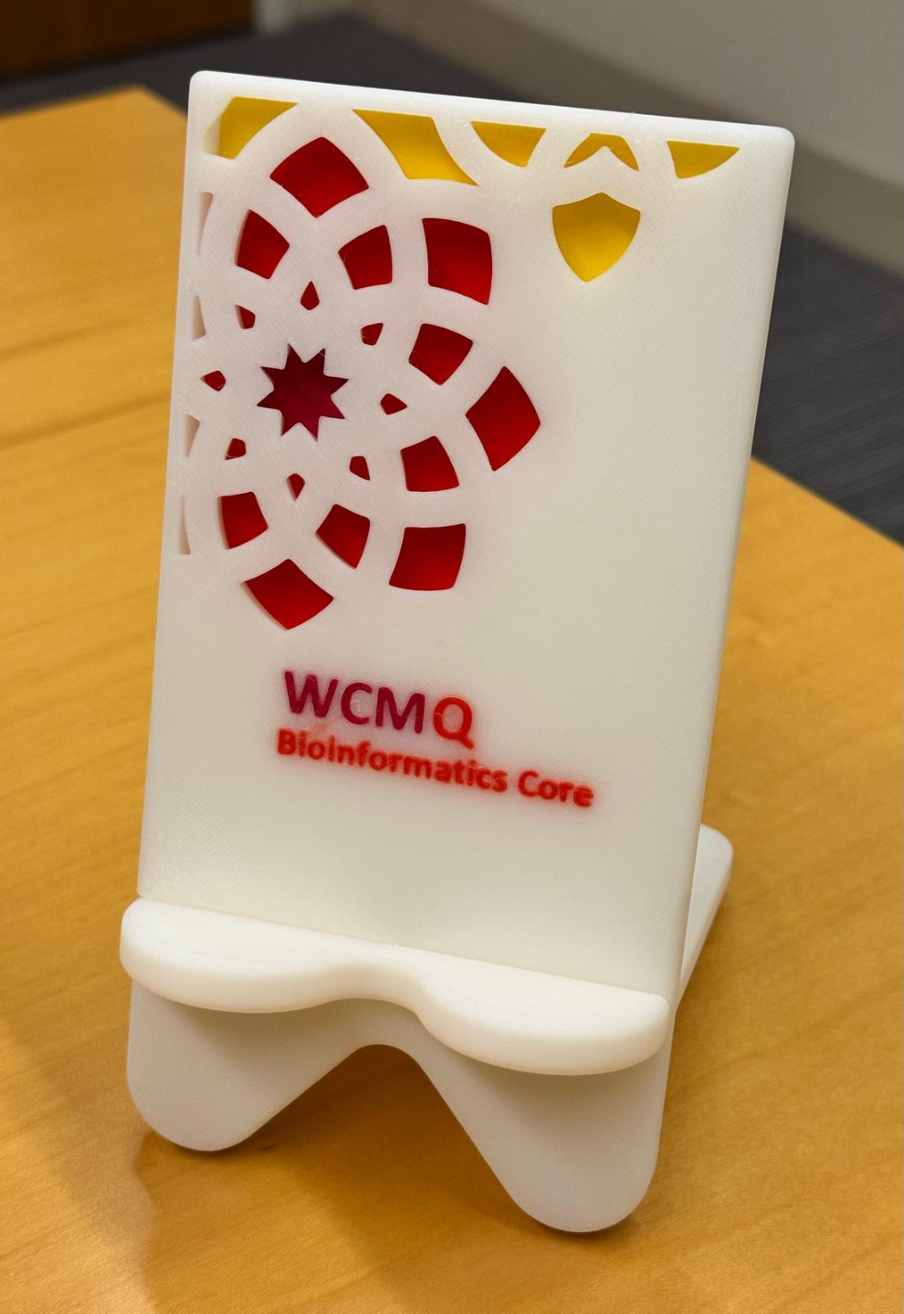 Elegant phone stand with engraved design pattern
